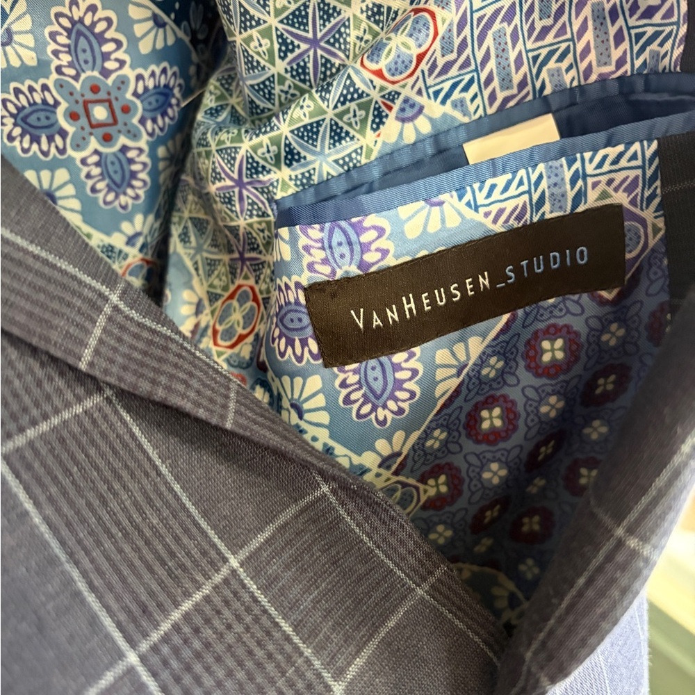 Like new size 46R Van Heusen Studio  Navy Plaid/Windowpane Blazer. Cool lining! - Picture 4 of 8